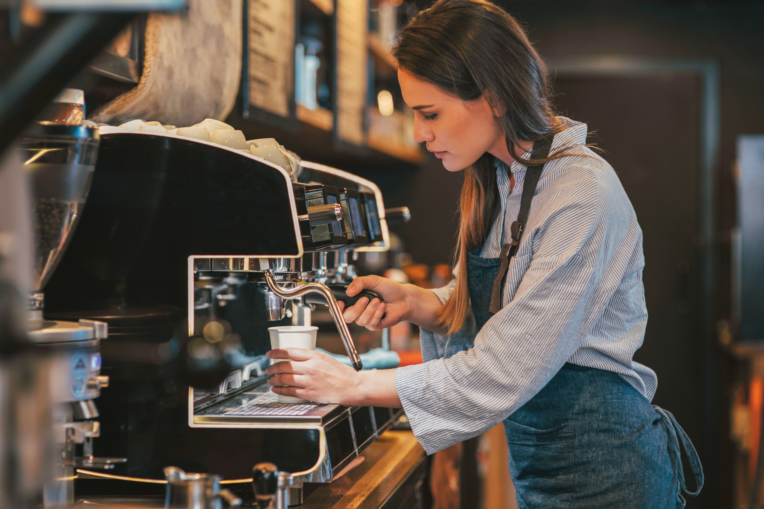Consultora preparando café